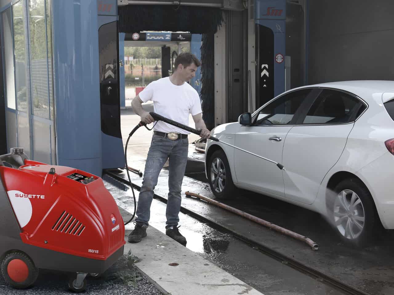 Pranje automobila toplom vodom pod visokim pritiskom